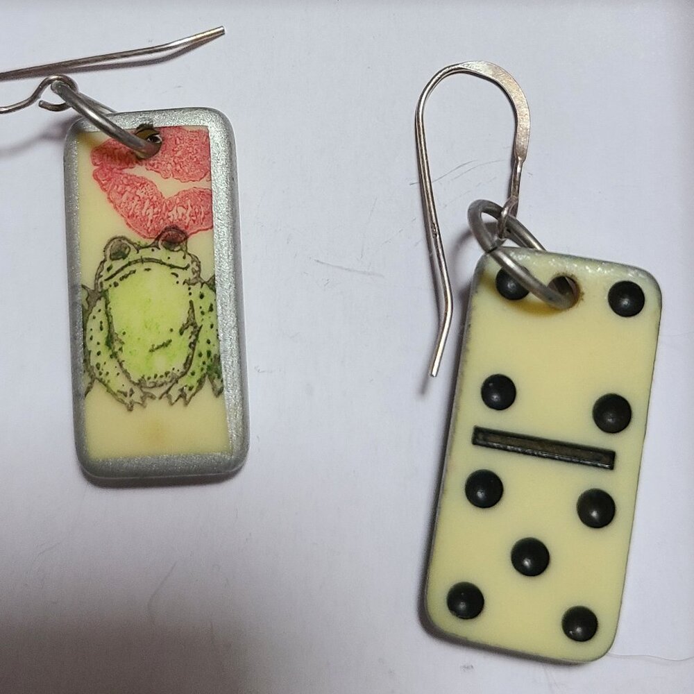 Earrings with novelty 'You gotta kiss a lot of frogs!' On Dominos.